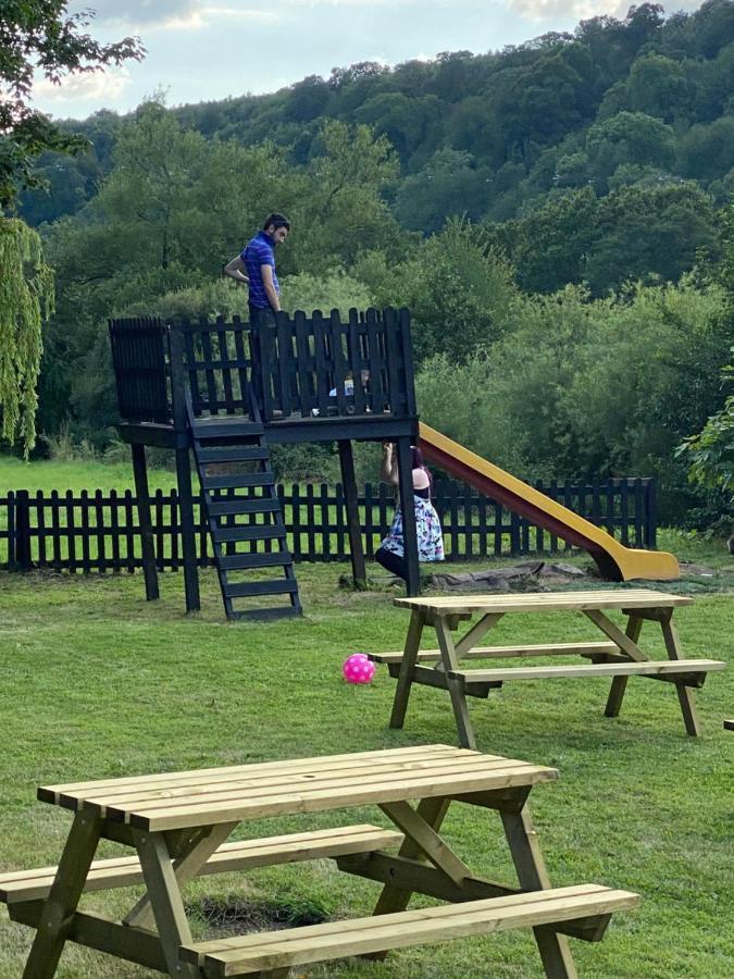 Chainbridge Usk Riverside Gastro Pub And Accommodation Trostrey Esterno foto