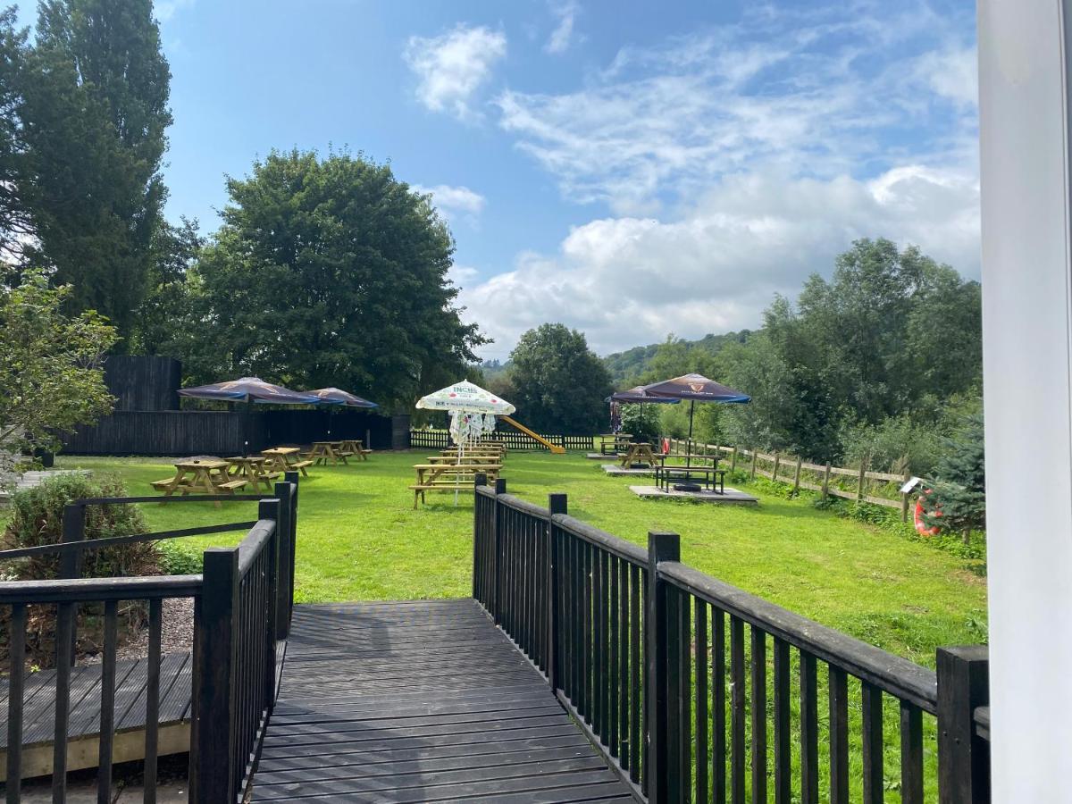 Chainbridge Usk Riverside Gastro Pub And Accommodation Trostrey Esterno foto