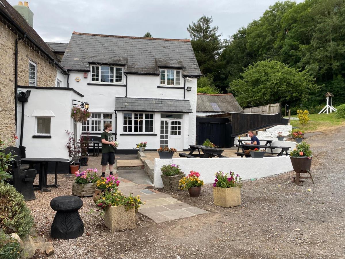 Chainbridge Usk Riverside Gastro Pub And Accommodation Trostrey Esterno foto